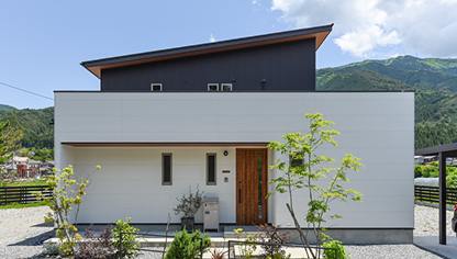 スマート動線と彩りが息づく家