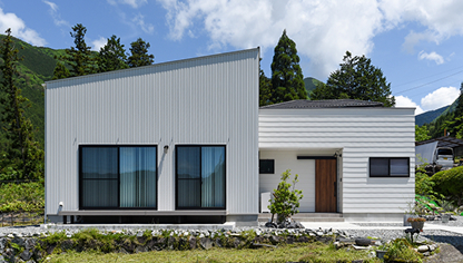 大きな窓と収納が魅力の家