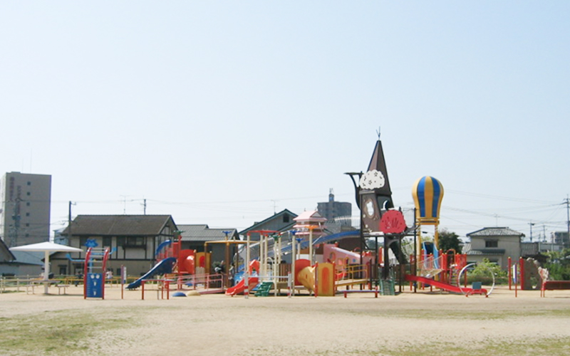 城山の麓にある黒岩公園が徒歩圏。子育てにも良い環境。