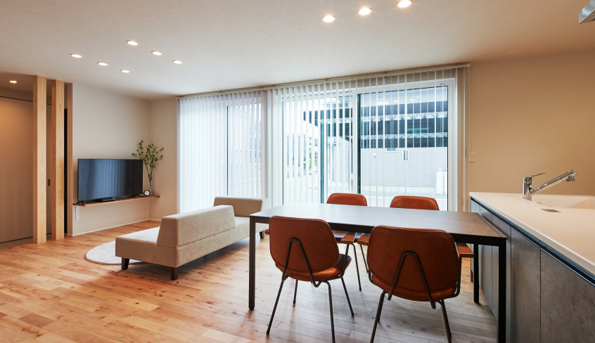 株式会社建装 | 北と南から光をとりこむリビング