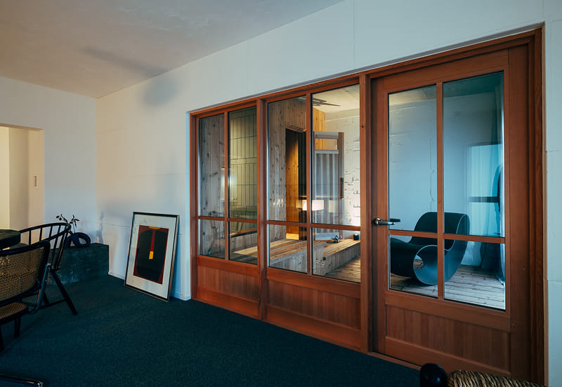 無垢材のインナーサッシや
漆喰壁の素材感