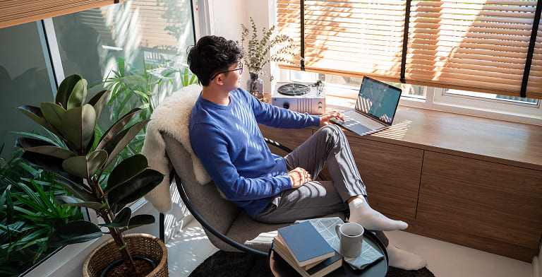 温度差がなく、階層や部屋ごとに自由に使える全館空調の開放的な吹き抜けリビング