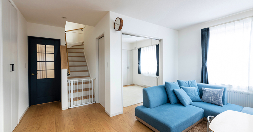 木目にブルーが映える家事ラク回遊動線の家