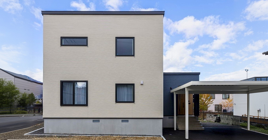 木目にブルーが映える家事ラク回遊動線の家