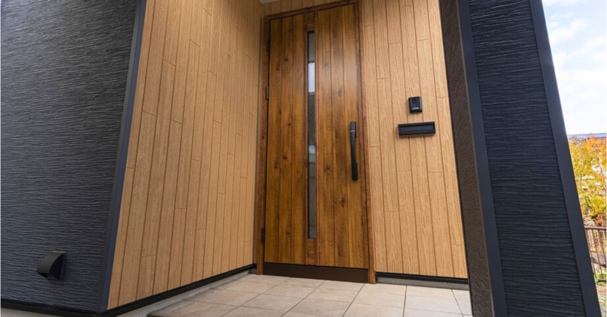 木目にブルーが映える家事ラク回遊動線の家