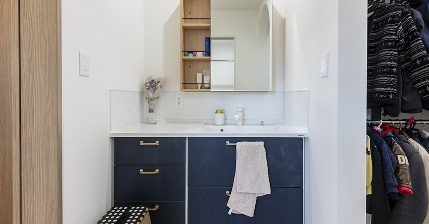 木目にブルーが映える家事ラク回遊動線の家