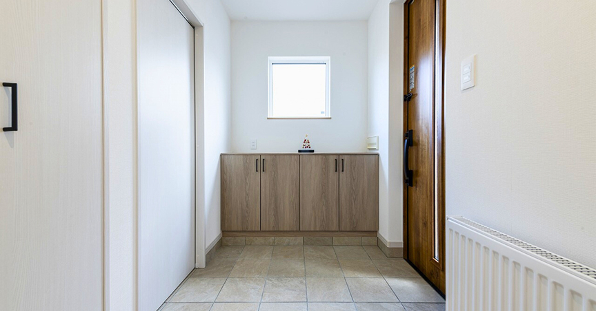 木目にブルーが映える家事ラク回遊動線の家