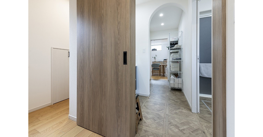 木目にブルーが映える家事ラク回遊動線の家